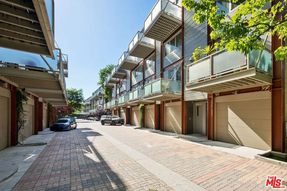 3450 Cahuenga Boulevard #902 Los Angeles, CA 90068