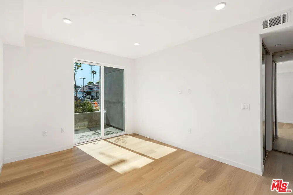 4406 Fulton Street #103 Sherman Oaks, CA 91423