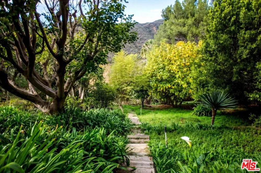 1515 Umeo Road Los Angeles, CA 90272