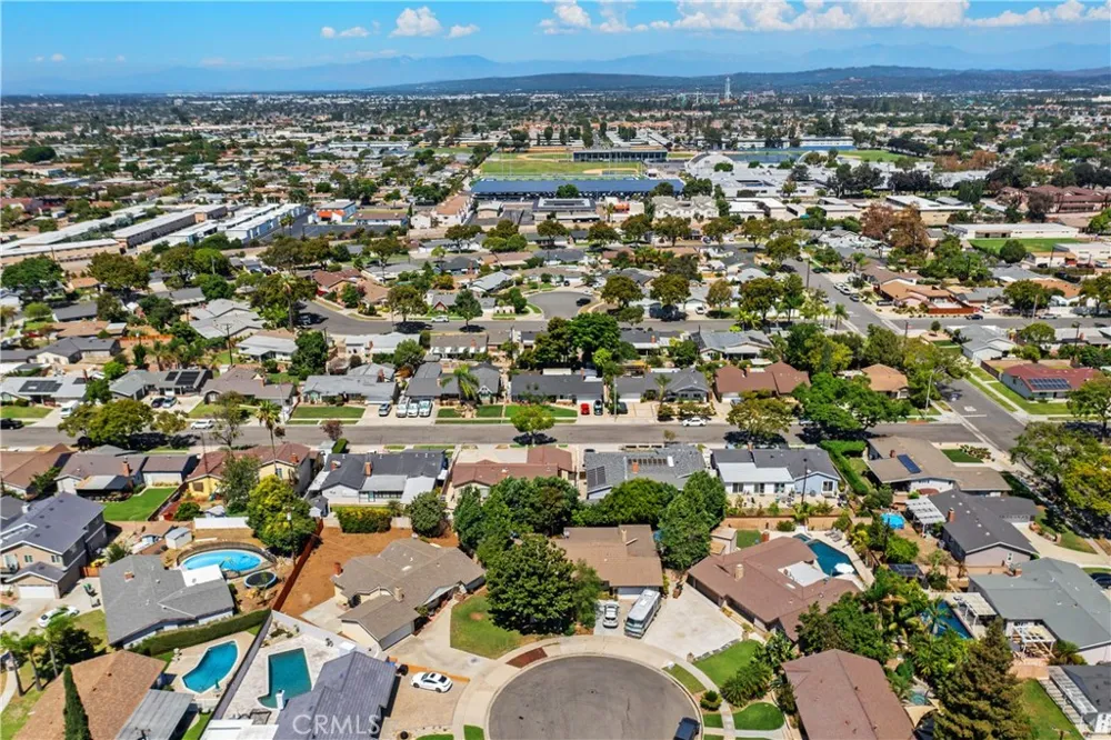 805 S Oakhaven Anaheim, CA 92804
