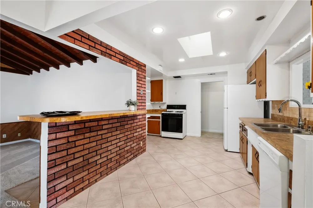 805 S Oakhaven Anaheim, CA 92804