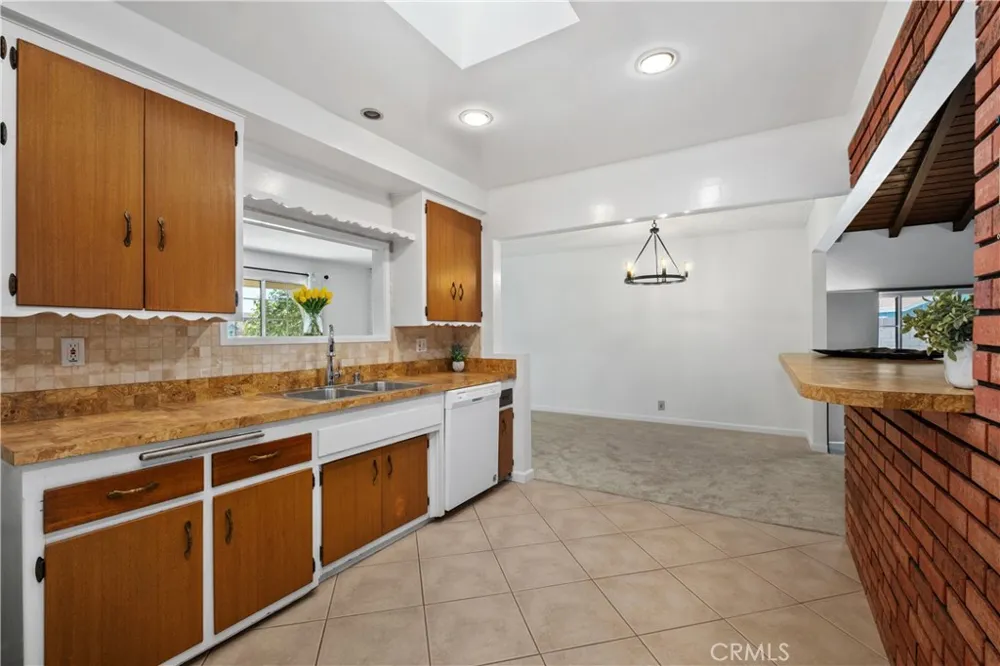 805 S Oakhaven Anaheim, CA 92804