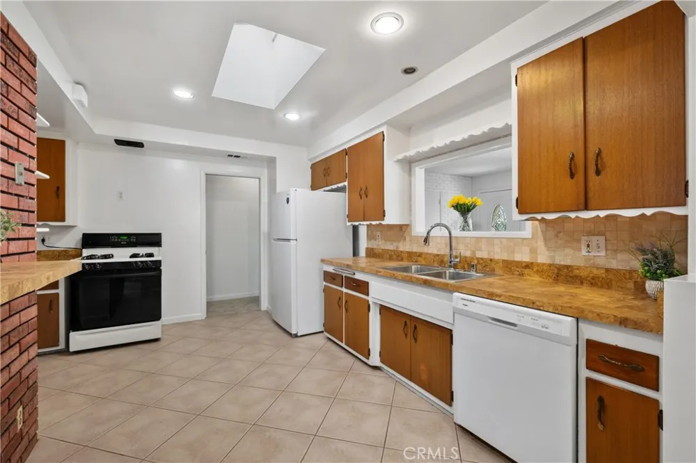 805 S Oakhaven Anaheim, CA 92804