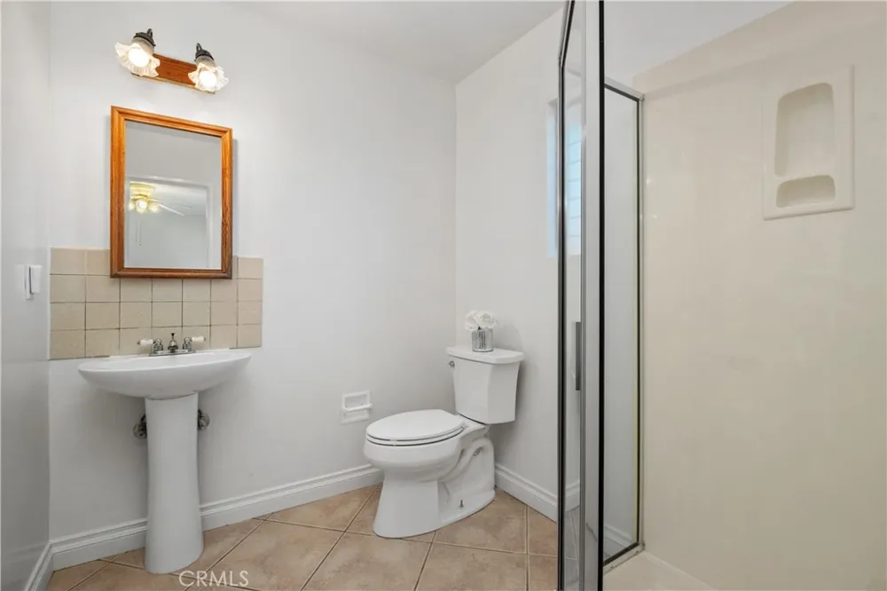 805 S Oakhaven Anaheim, CA 92804