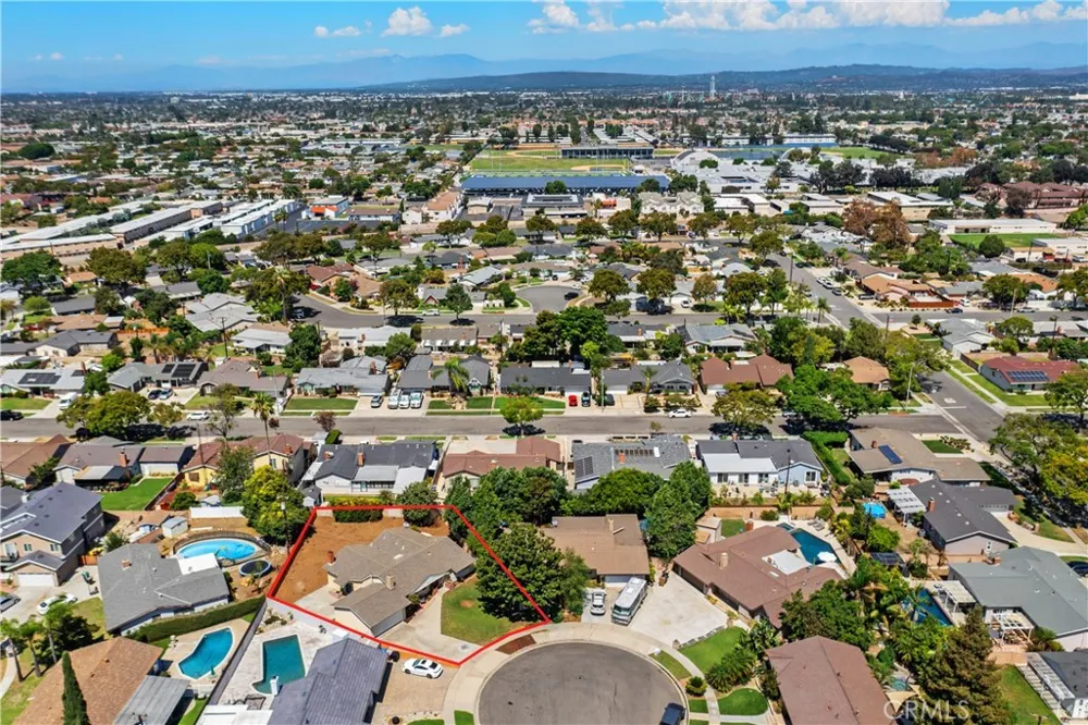 805 S Oakhaven Anaheim, CA 92804