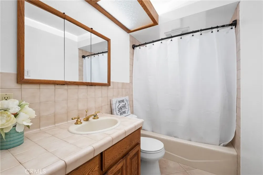 805 S Oakhaven Anaheim, CA 92804