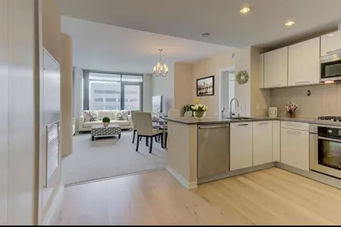 1 Hawthorne Street #14C