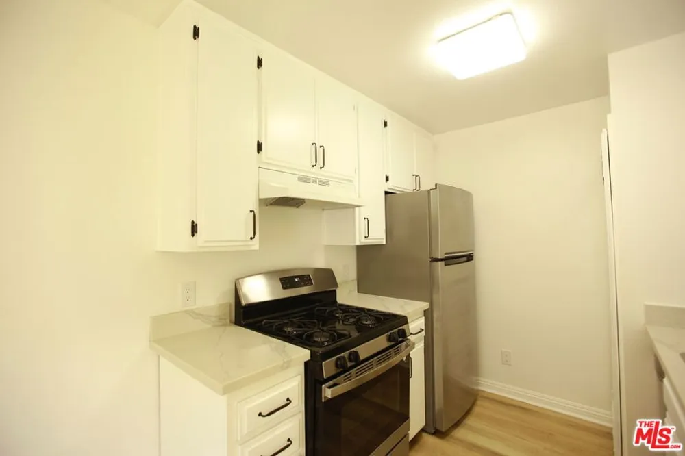 833 S Orange Grove Avenue #2 Los Angeles, CA 90036