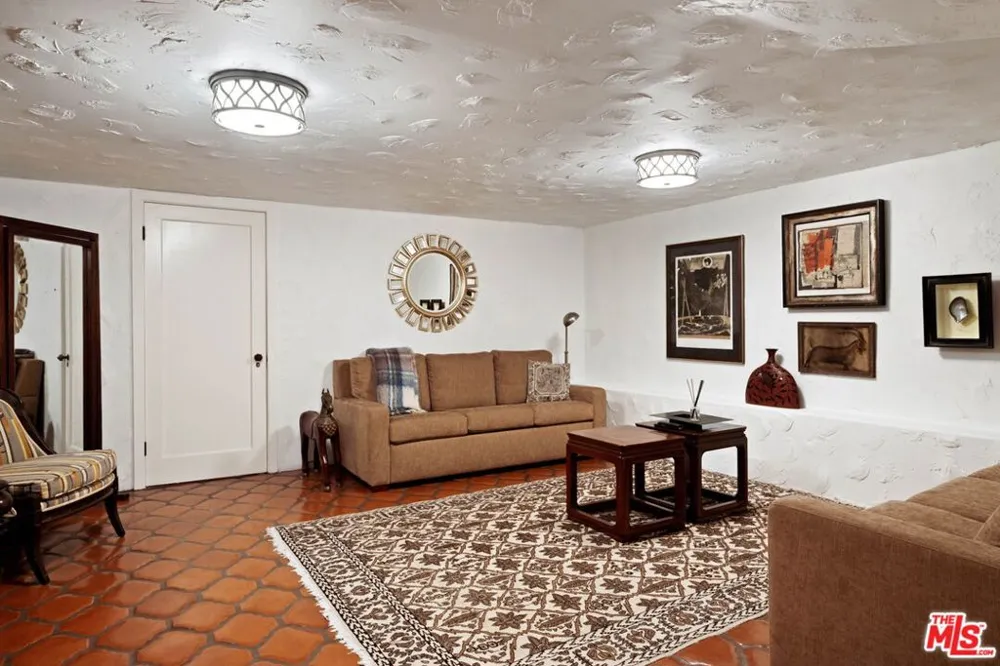 2556 Aberdeen Avenue Los Angeles, CA 90027