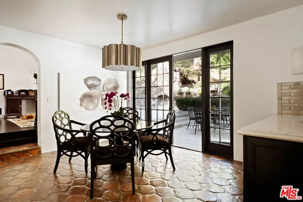 2556 Aberdeen Avenue Los Angeles, CA 90027
