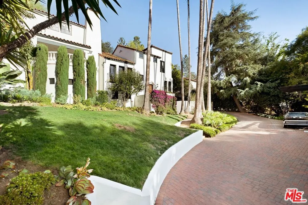 2556 Aberdeen Avenue Los Angeles, CA 90027