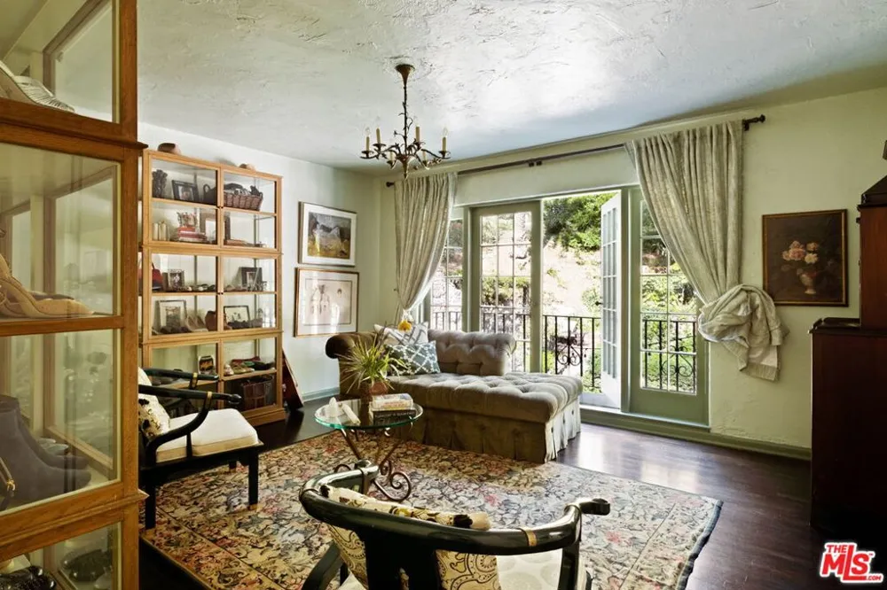 2556 Aberdeen Avenue Los Angeles, CA 90027