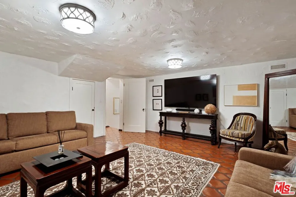 2556 Aberdeen Avenue Los Angeles, CA 90027