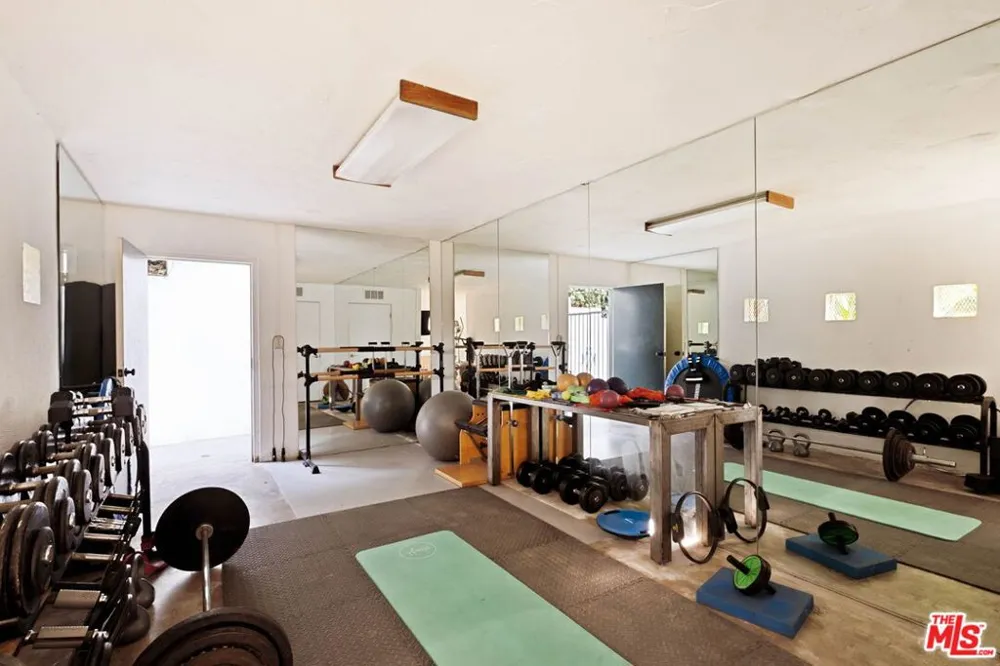 2556 Aberdeen Avenue Los Angeles, CA 90027
