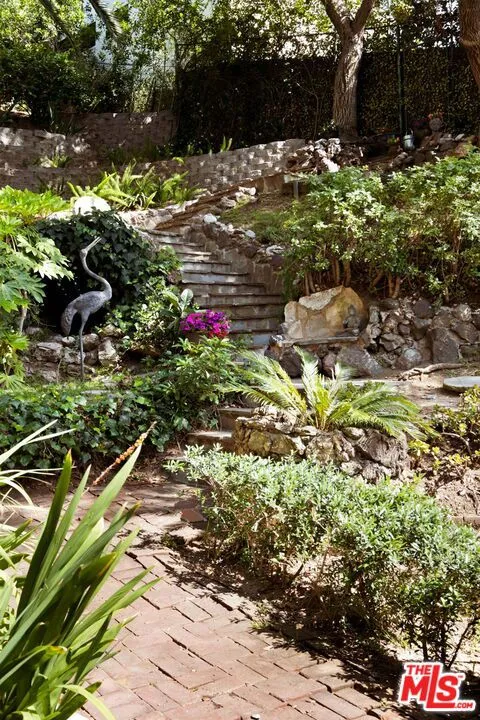 2556 Aberdeen Avenue Los Angeles, CA 90027