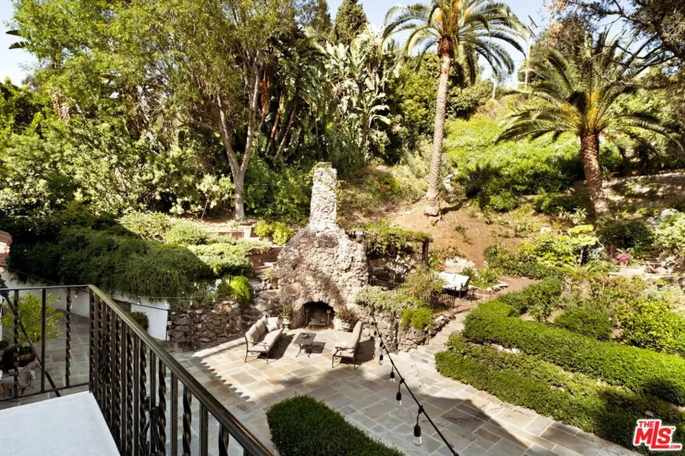 2556 Aberdeen Avenue Los Angeles, CA 90027