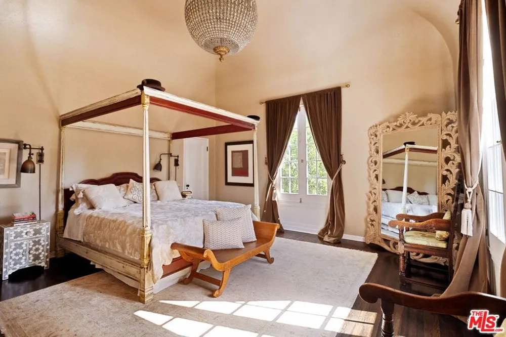 2556 Aberdeen Avenue Los Angeles, CA 90027