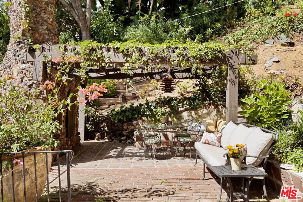 2556 Aberdeen Avenue Los Angeles, CA 90027