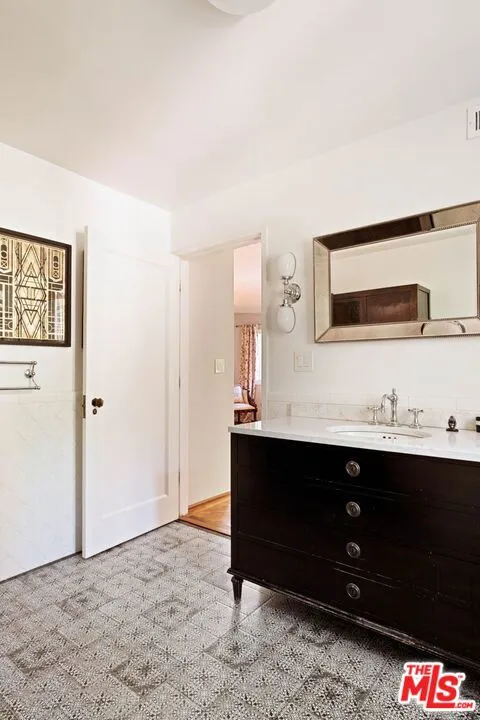 2556 Aberdeen Avenue Los Angeles, CA 90027