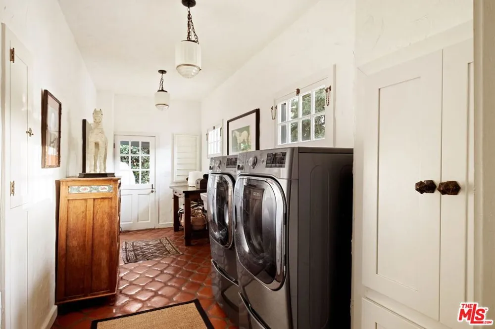 2556 Aberdeen Avenue Los Angeles, CA 90027