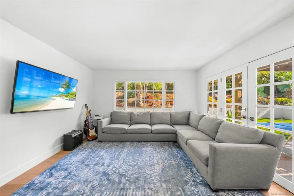 1121 Via Carolina La Jolla, CA 92037