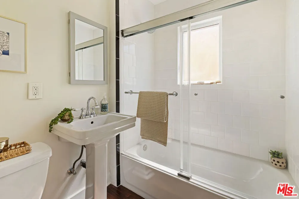 1560 Morton Avenue Los Angeles, CA 90026