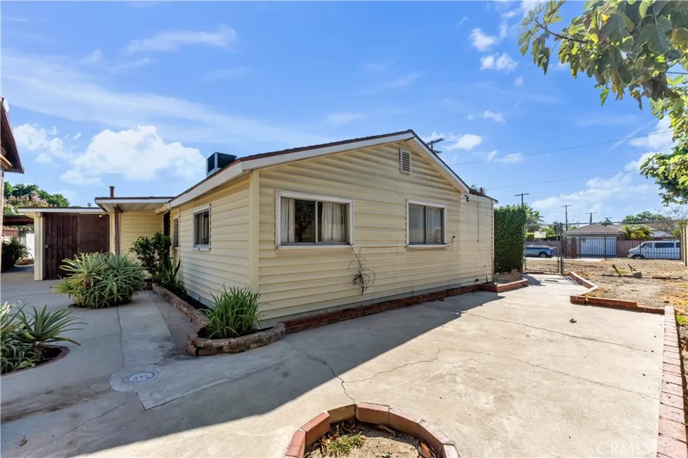 7522 Radford Avenue North Hollywood, CA 91605