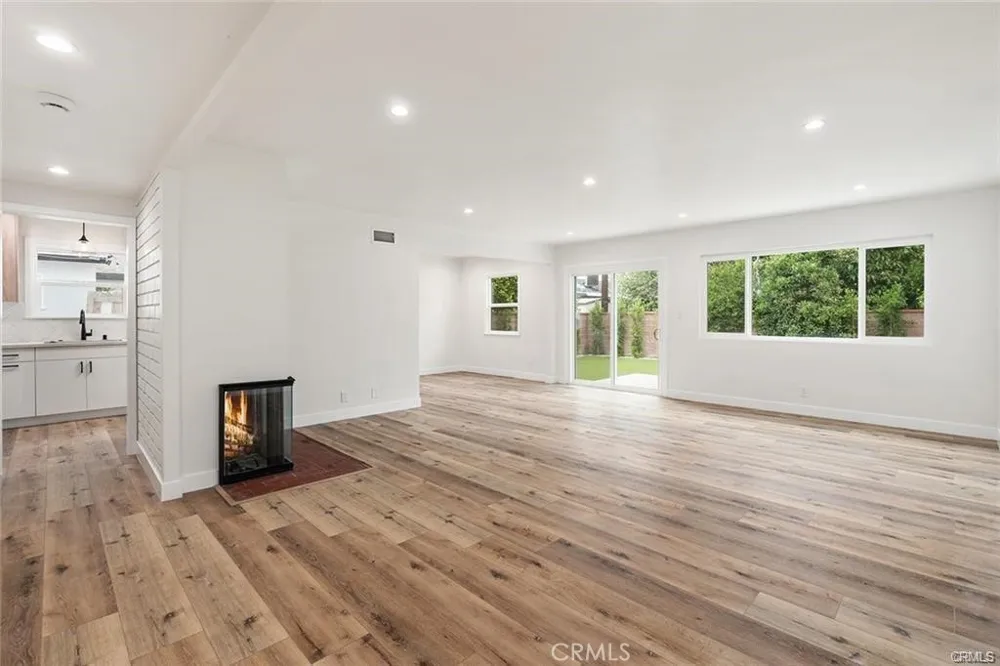 19851 Bassett Street Winnetka, CA 91306