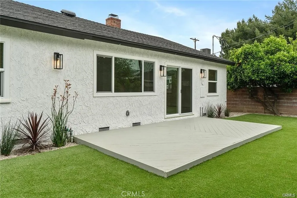 19851 Bassett Street Winnetka, CA 91306