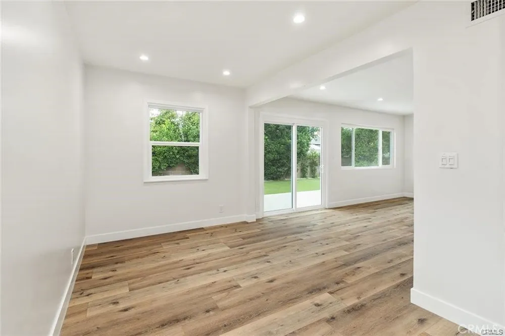 19851 Bassett Street Winnetka, CA 91306