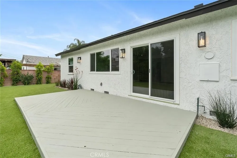19851 Bassett Street Winnetka, CA 91306