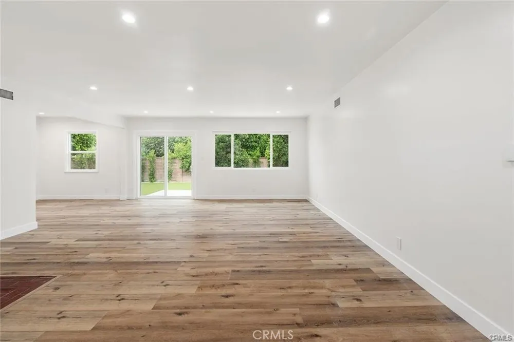 19851 Bassett Street Winnetka, CA 91306