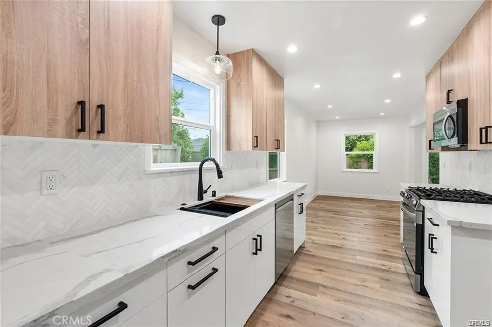 19851 Bassett Street Winnetka, CA 91306
