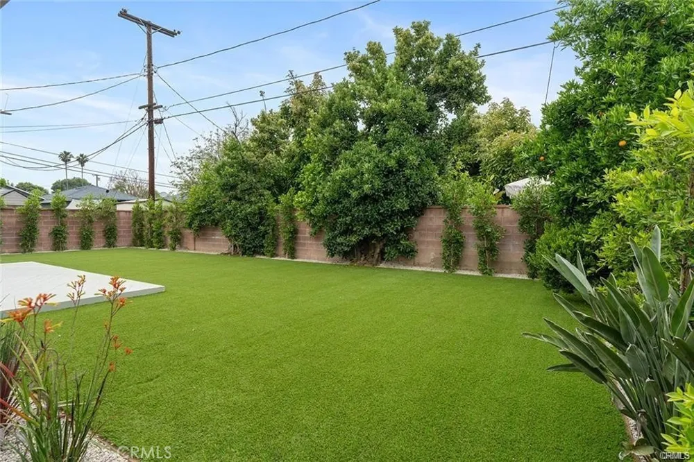 19851 Bassett Street Winnetka, CA 91306