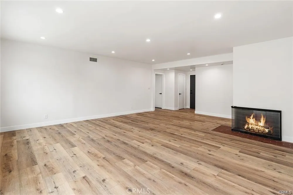 19851 Bassett Street Winnetka, CA 91306
