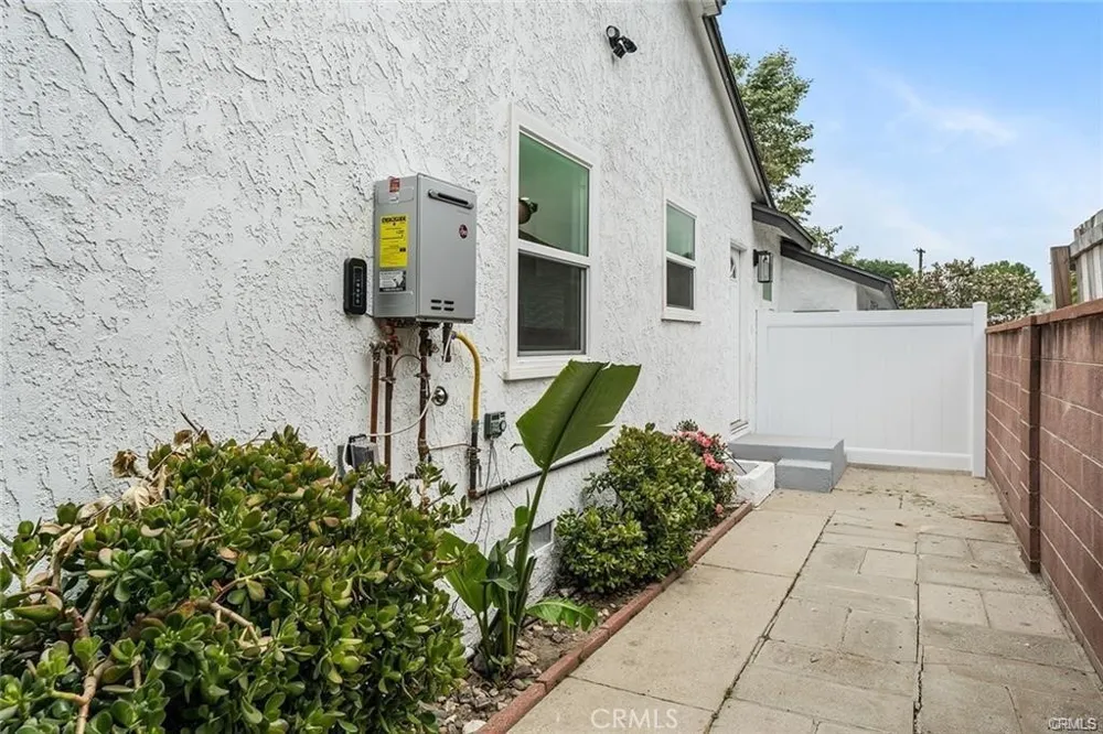19851 Bassett Street Winnetka, CA 91306