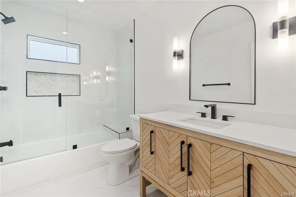 19851 Bassett Street Winnetka, CA 91306
