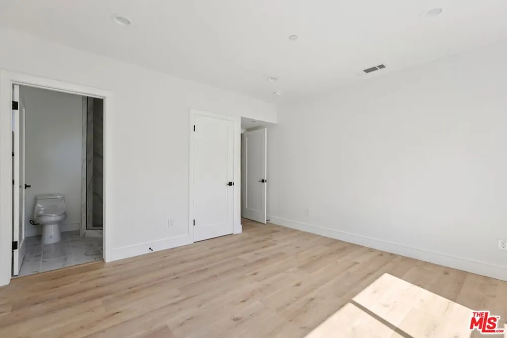 2111 Holly Drive Los Angeles, CA 90068