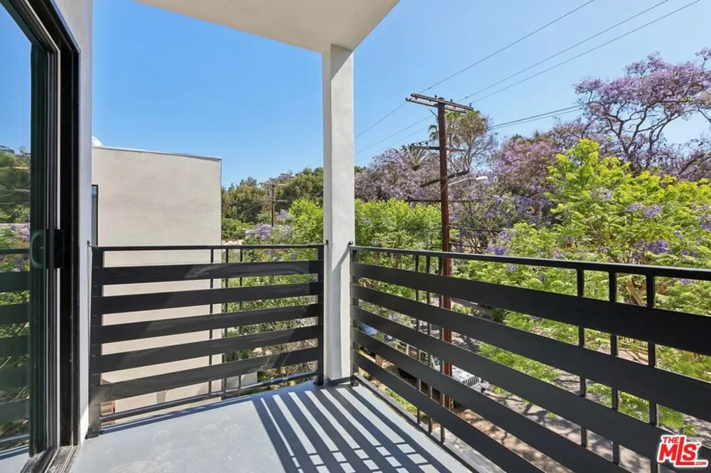 2111 Holly Drive Los Angeles, CA 90068