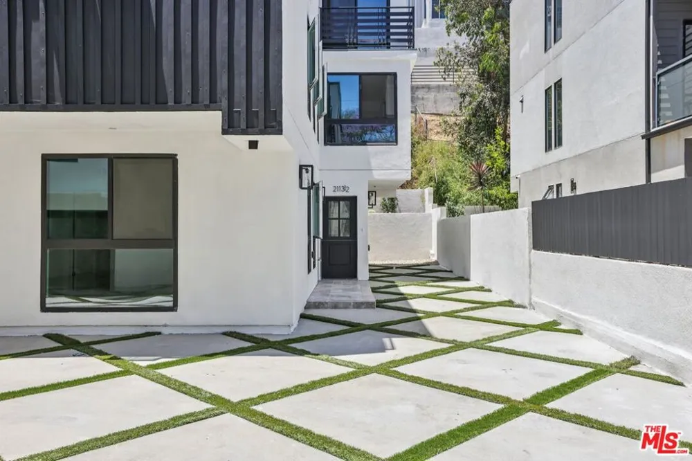 2111 Holly Drive Los Angeles, CA 90068