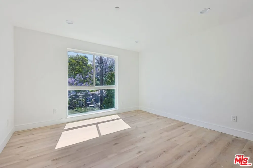 2111 Holly Drive Los Angeles, CA 90068