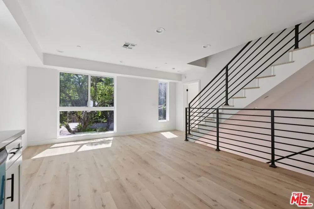 2111 Holly Drive Los Angeles, CA 90068