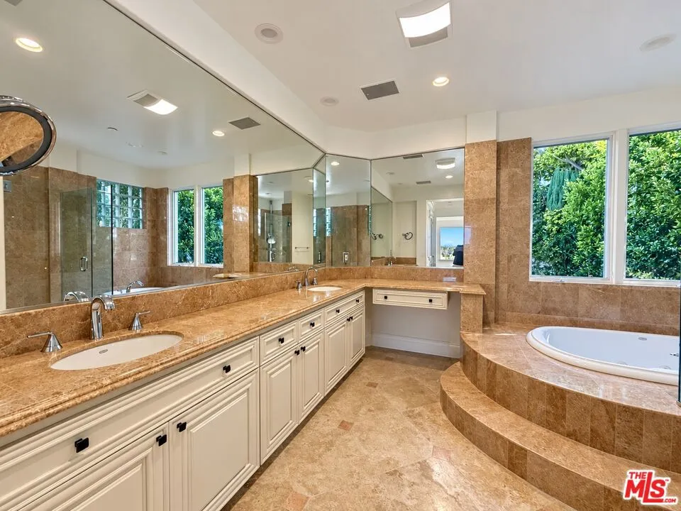 16625 Calle Haleigh Los Angeles, CA 90272