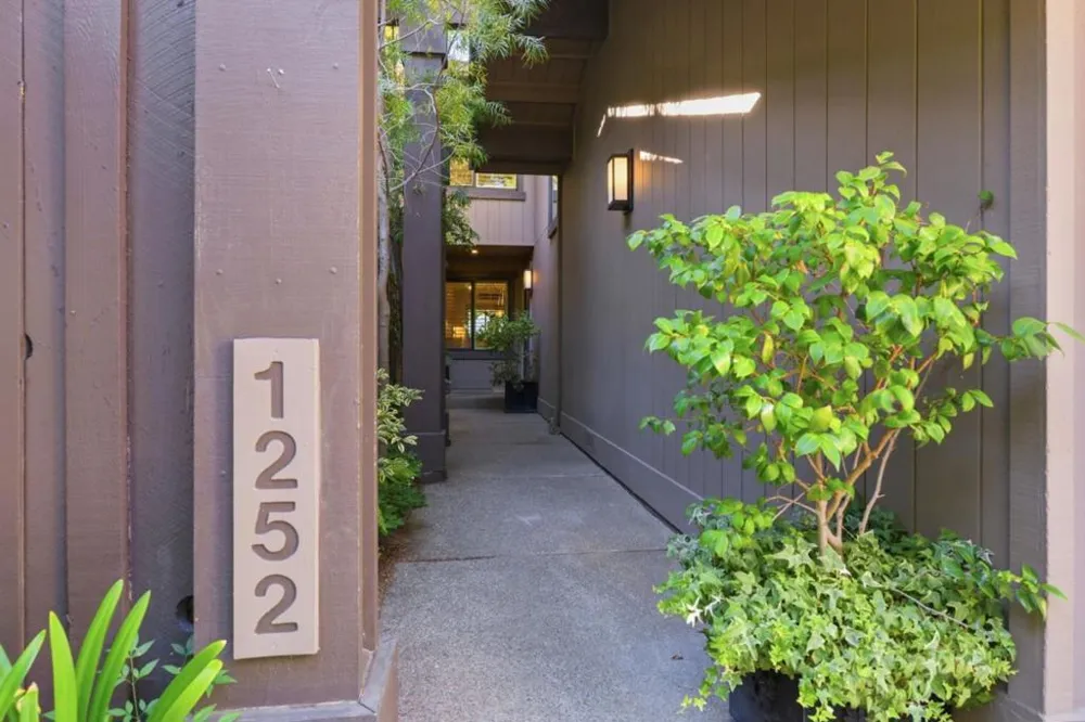 1252 Sharon Park Drive Menlo Park, CA 94025