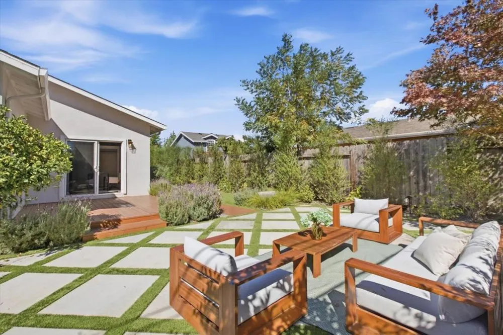 3494 Hoover Street Redwood City, CA 94063