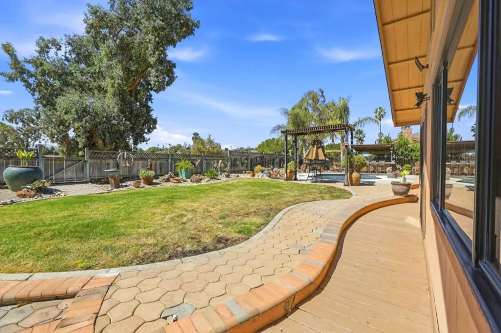 400 Donald Drive Hollister, CA 95023