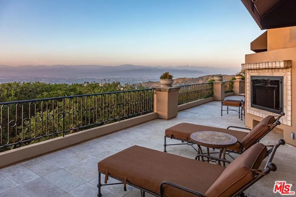 14701 Mulholland Drive Los Angeles, CA 90077