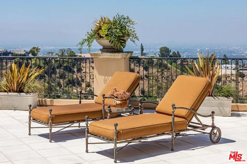 14701 Mulholland Drive Los Angeles, CA 90077