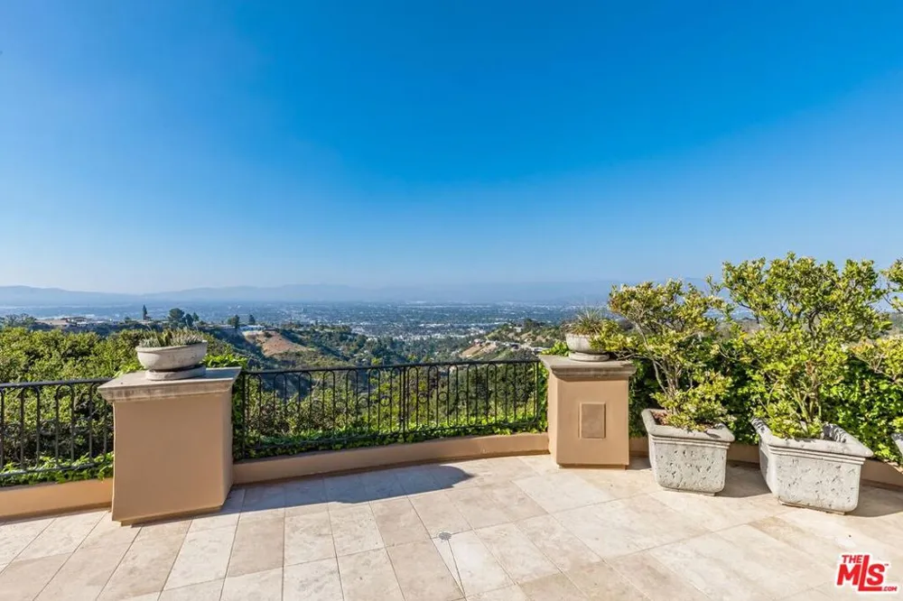14701 Mulholland Drive Los Angeles, CA 90077