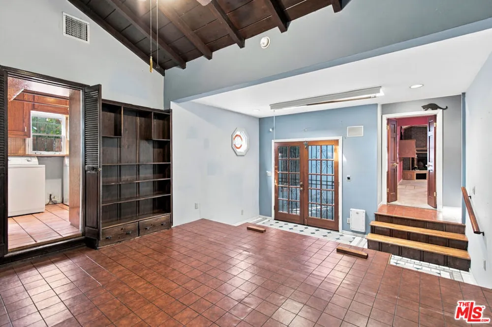 5031 Nagle Avenue Los Angeles, CA 91423